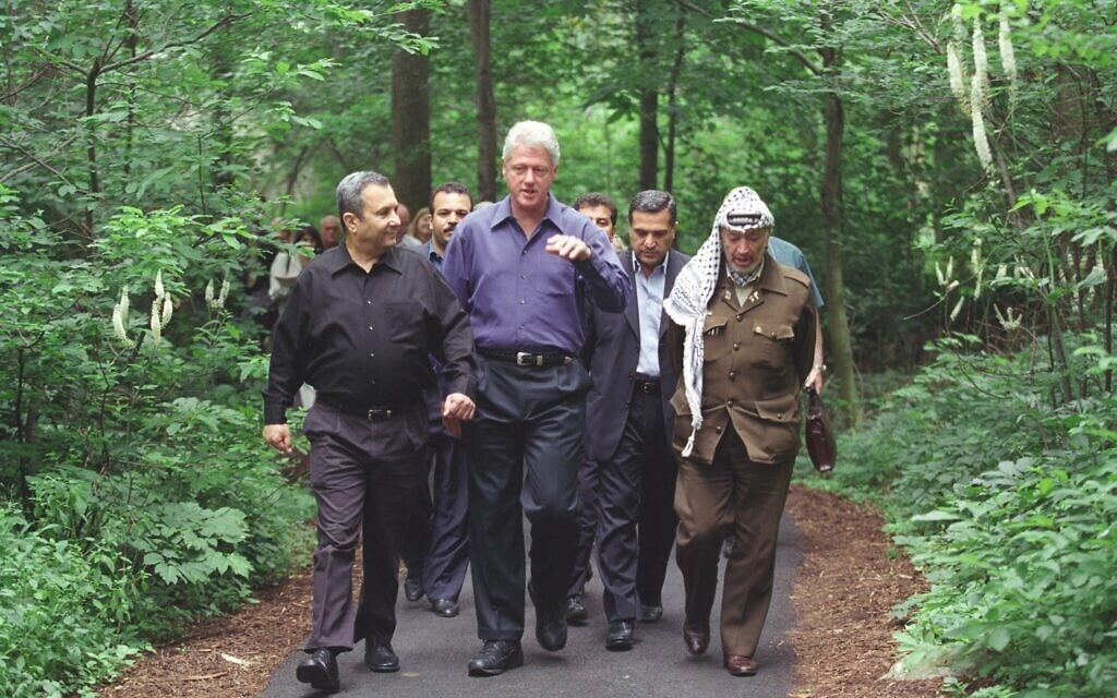 De gauche à droite : Ehud Barak, Bill Clinton, Yasser Arafat à Camp David, juillet 2000. (William J. Clinton Presidential Library/ Courtesy of Sony Pictures Classics) De gauche à droite : Ehud Barak, Bill Clinton, Yasser Arafat à Camp David, juillet 2000. (William J. Clinton Presidential Library/ Courtesy of Sony Pictures Classics)