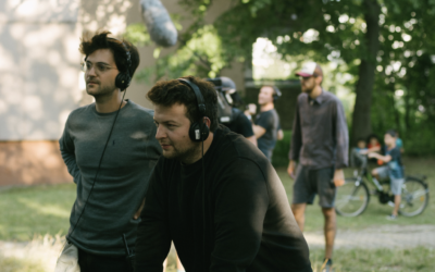 Mickey Paatzsch, à gauche, et Arkadij Khaet sur le tournage. (Autorisation : 'Masel Tov Cocktail'/ via JTA)