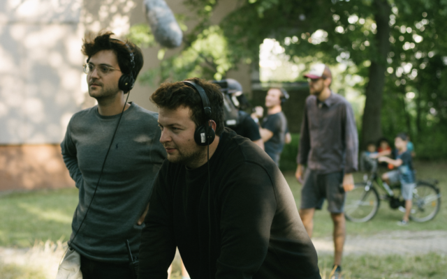 Mickey Paatzsch, à gauche, et Arkadij Khaet sur le tournage. (Autorisation : 'Masel Tov Cocktail'/ via JTA)