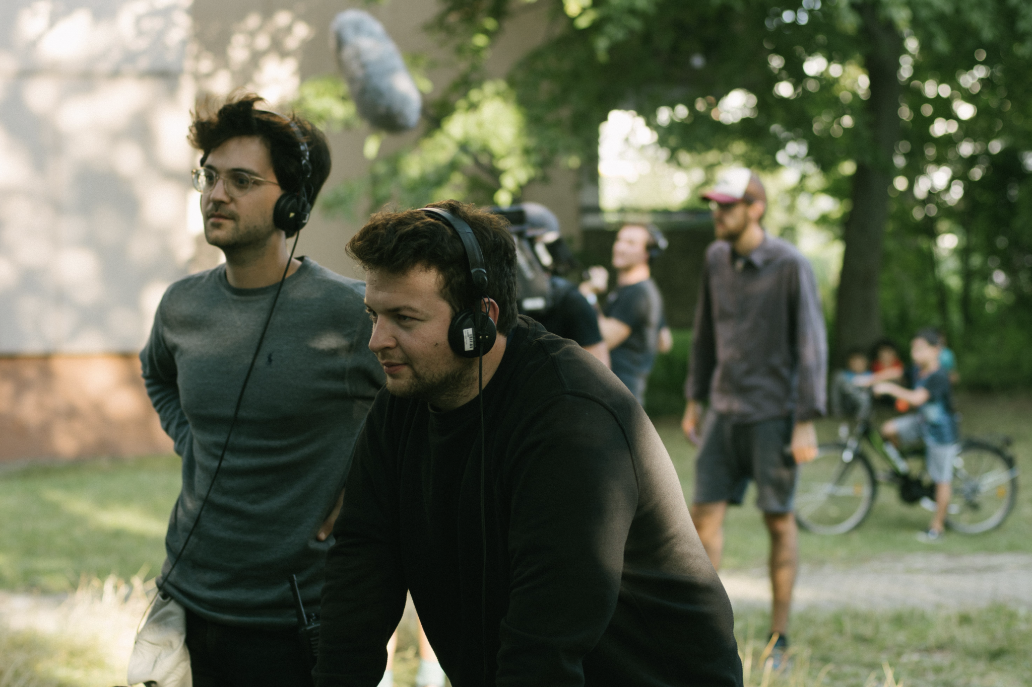 Mickey Paatzsch, à gauche, et Arkadij Khaet sur le tournage. (Autorisation : 'Masel Tov Cocktail'/ via JTA) Mickey Paatzsch, à gauche, et Arkadij Khaet sur le tournage. (Autorisation : 'Masel Tov Cocktail'/ via JTA)