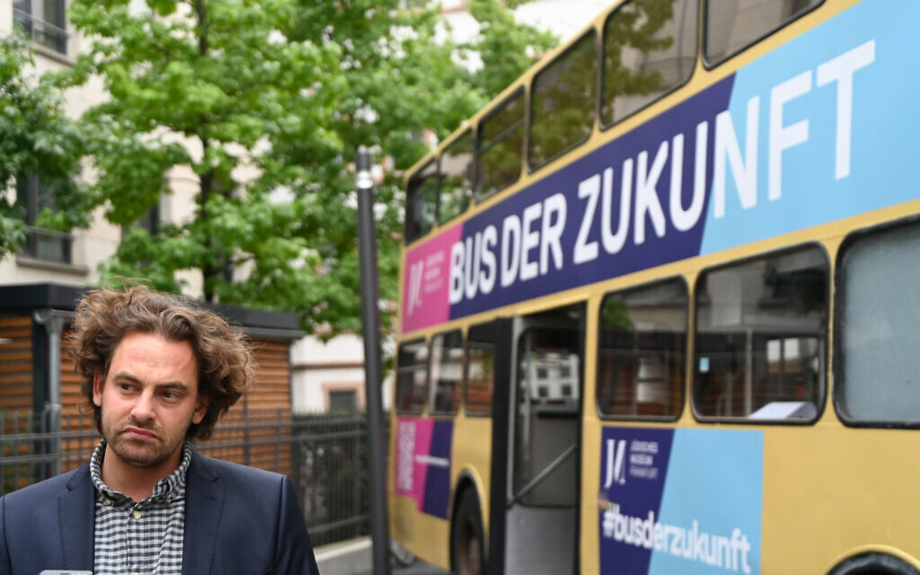 Shai Hoffman explique son projet de bus de rencontres à Francfort, en Allemagne, le 25 août 2020. (Cnaan Liphshiz/ JTA)