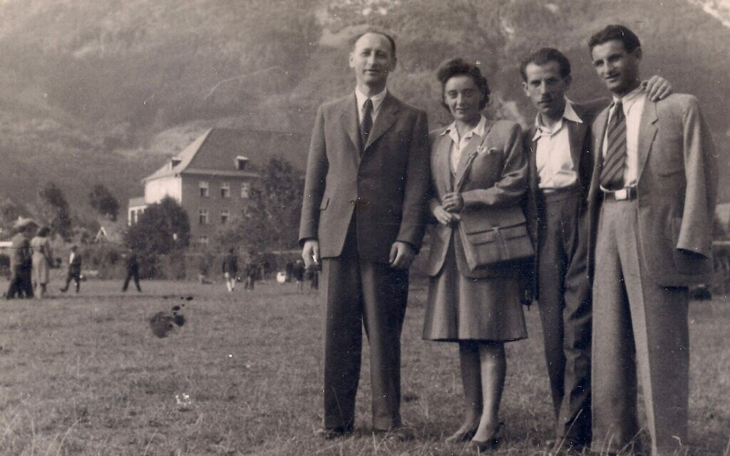 Regina, au centre, et Joseph Dichek, à droite, avec le camp de personnes déplacées de Bad Reichenhall en arrière-plan, en Allemagne, entre 1946 et 1949. (Autorisation : Bernard Dichek)