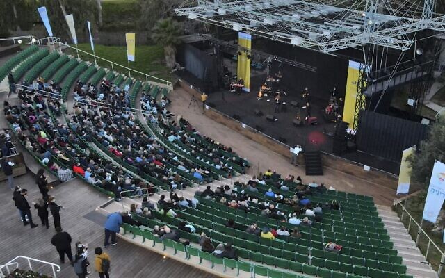 Un concert du chanteur Nurit Galron pour les résidents âgés de la ville dans le parc Ganei Yehoshua, à Tel Aviv, le 24 février 2021. (Crédit : JACK GUEZ / AFP) Un concert du chanteur Nurit Galron pour les résidents âgés de la ville dans le parc Ganei Yehoshua, à Tel Aviv, le 24 février 2021. (Crédit : JACK GUEZ / AFP)