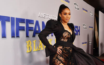 Tiffany Haddish sur le tapis rouge lors de la première de "Black Mitzvah", diffusé sur Netflix, au mois de décembre 2020. (Crédit : Netflix via JTA)