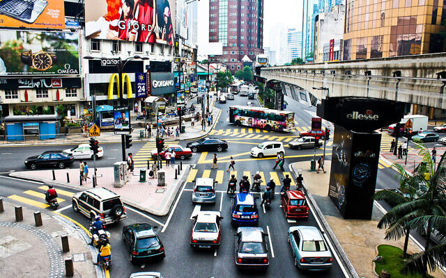 Quartier commerçant de Bukit Bintang et voie du monorail, à Kuala Lumpur. (Crédit : Sham Hardy / CC BY-SA 3.0)