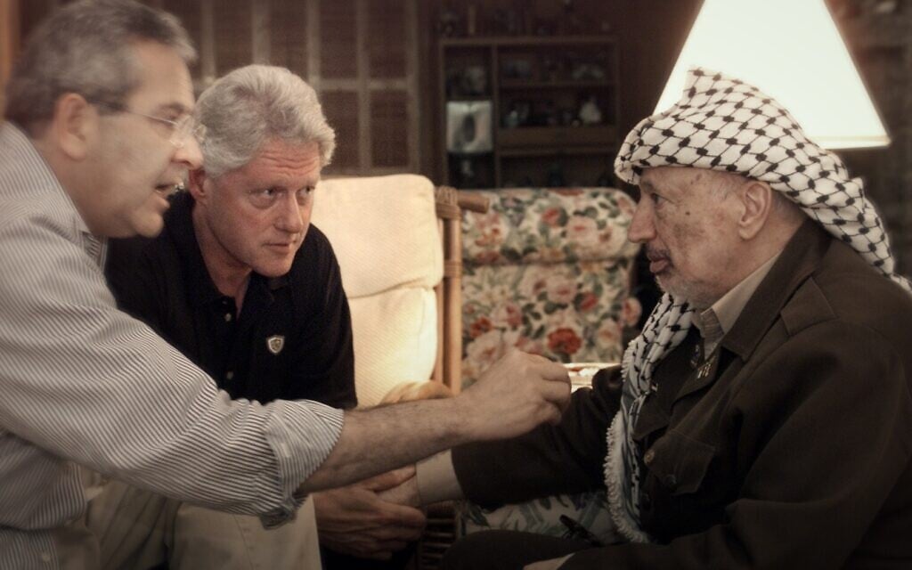 De gauche à droite : Gamal Helal, Bill Clinton, Yasser Arafat à Camp David, juillet 2000. (William J. Clinton Presidential Library/ Courtesy of Sony Pictures Classics) De gauche à droite : Gamal Helal, Bill Clinton, Yasser Arafat à Camp David, juillet 2000. (William J. Clinton Presidential Library/ Courtesy of Sony Pictures Classics)
