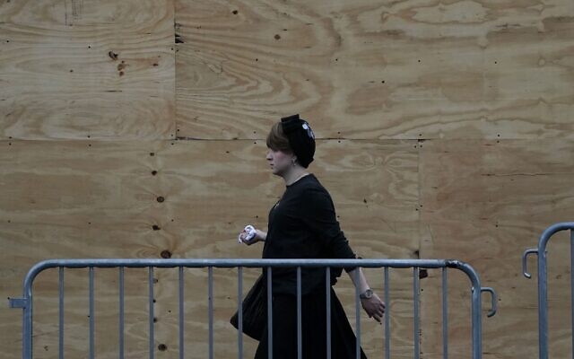 Une femme orthodoxe à Brooklyn, le 29 septembre 2020. (Crédit : Timothy A. Clary/AFP/Getty Images via JTA)
