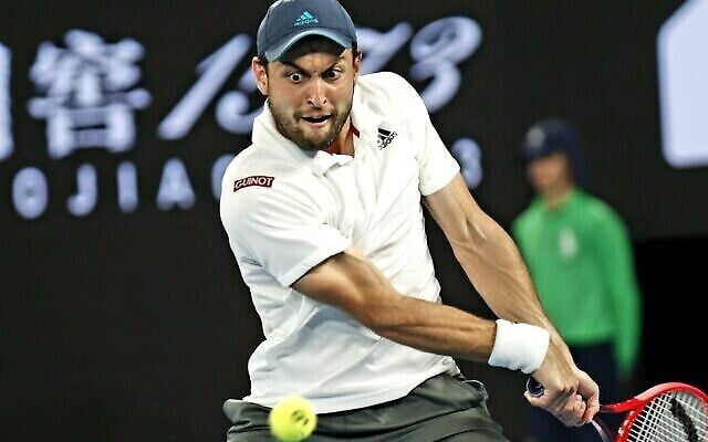 Aslan Karatsev retourne un tir contre Novak Djokovic à l'Open d'Australie à Melbourne, Australie, le 18 février 2021. (Peter Haskin / Australian Jewish News) Aslan Karatsev retourne un tir contre Novak Djokovic à l'Open d'Australie à Melbourne, Australie, le 18 février 2021. (Peter Haskin / Australian Jewish News)
