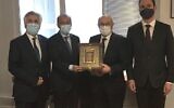 De gauche à droite : Serge Dahan, trésorier du CRIF, Fahad al-Ruwaily, ambassadeur d’Arabie saoudite en France, Francis Kalifat, président du CRIF, et Yonathan Arfi, vice-président du CRIF. (Crédit : CRIF)