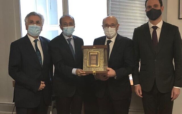 De gauche à droite : Serge Dahan, trésorier du CRIF, Fahad al-Ruwaily, ambassadeur d’Arabie saoudite en France, Francis Kalifat, président du CRIF, et Yonathan Arfi, vice-président du CRIF. (Crédit : CRIF) De gauche à droite : Serge Dahan, trésorier du CRIF, Fahad al-Ruwaily, ambassadeur d’Arabie saoudite en France, Francis Kalifat, président du CRIF, et Yonathan Arfi, vice-président du CRIF. (Crédit : CRIF)