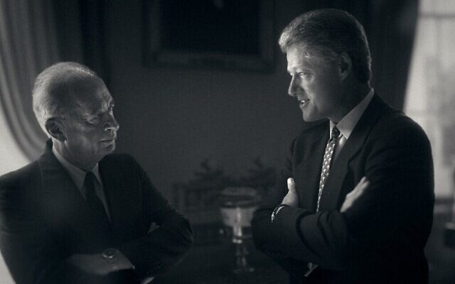 De gauche à droite : Yitzhak Rabin et Bill Clinton à la Maison Blanche. (William J. Clinton Presidential Library/ Courtesy of Sony Pictures Classics)