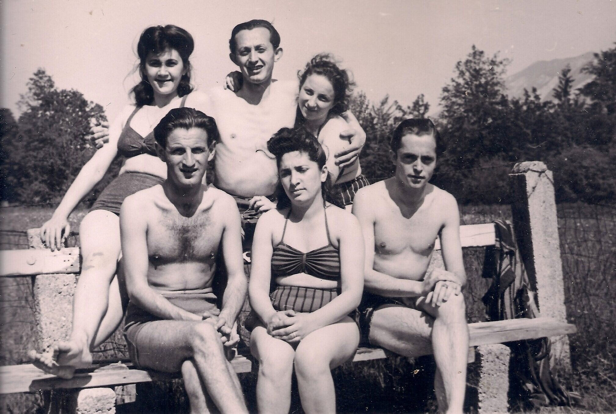Des survivants de la Shoah font de la natation dans un camp de personnes déplacées en Allemagne. (Autorisation : Bernard Dichek)
