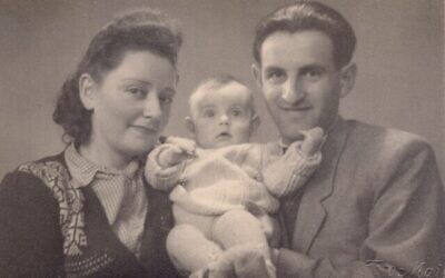 Regina et Joseph Dichek avec leur petite fille Dina. (Autorisation : Bernard Dichek)