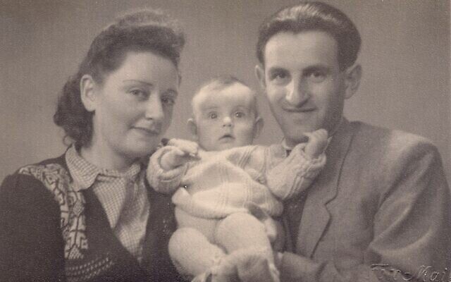 Regina et Joseph Dichek avec leur petite fille Dina. (Autorisation : Bernard Dichek)