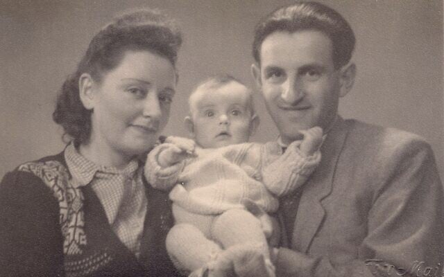Regina et Joseph Dichek avec leur petite fille Dina. (Autorisation : Bernard Dichek)