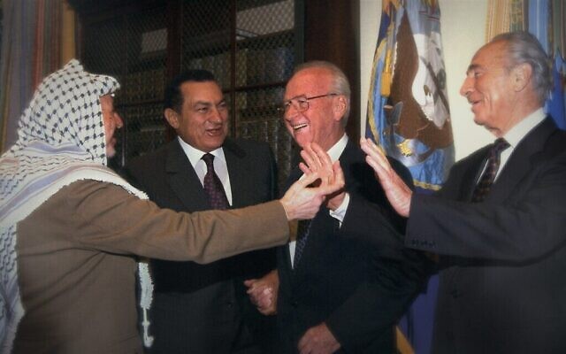 De gauche à droite : Yasser Arafat, Hosni Mubarak, Yitzhak Rabin, Shimon Peres au sommet Oslo B à Washington, DC. (Bureau de presse du gouvernement israélien/ Autorisation de Sony Pictures Classics)