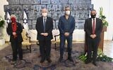 Le Président Reuven Rivlin (deuxième à gauche) accueillant le lancement de l'Institut de presse israélien à la Résidence du Président à Jérusalem, le 7 février 2021. (Mark Neyman/GPO)