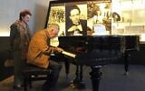 Simon Gronowski, survivant de la Shoah, joue « What a Wonderful World » à Alice Gerstel Weit, lors de leurs retrouvailles après plus de 70 ans, au Los Angeles Holocaust Museum, le 11 avril 2018. (AP / Reed Saxon)
