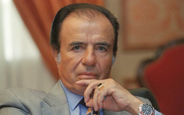 Le président argentin Carlos Menem s'entretient avec des journalistes à Buenos Aires, le 28 octobre 1997. (AP Photo/Daniel Muzio, File)