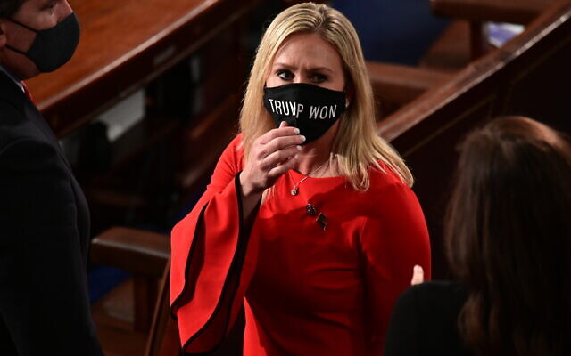 La représentante américaine Marjorie Taylor Greene, R-Ga, porte un masque facial "Trump Won" [Trump a gagné] alors qu'elle arrive à la Chambre pour prêter serment le jour de l'ouverture du 117e Congrès au Capitole américain à Washington, le 3 janvier 2021. (Erin Scott/Pool Photo via AP)