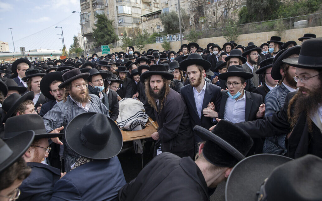 Des juifs ultra-orthodoxes portent le corps du rabbin Meshulam Soloveitchik lors de ses funérailles à Jérusalem, le dimanche 31 janvier 2021. La cérémonie de masse s'est déroulée en dépit de la réglementation sanitaire du pays qui interdit les grands rassemblements publics, pendant un confinement national visant à freiner la propagation du virus. (AP Photo/Ariel Schalit) Des juifs ultra-orthodoxes portent le corps du rabbin Meshulam Soloveitchik lors de ses funérailles à Jérusalem, le dimanche 31 janvier 2021. La cérémonie de masse s'est déroulée en dépit de la réglementation sanitaire du pays qui interdit les grands rassemblements publics, pendant un confinement national visant à freiner la propagation du virus. (AP Photo/Ariel Schalit)