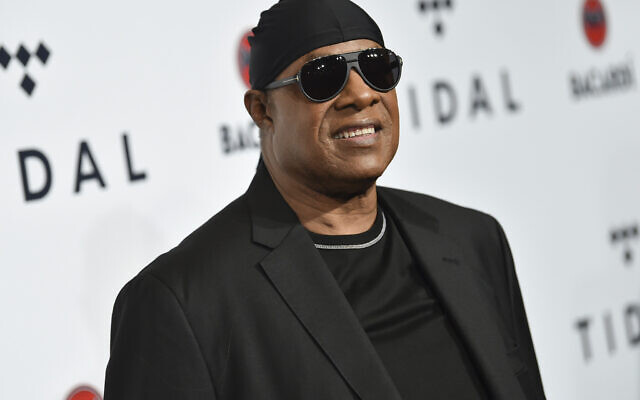 Stevie Wonder assiste au 3e concert caritatif annuel de TIDAL X: Brooklyn, à New York, le 17 octobre 2017. (Evan Agostini / Invision / AP) Stevie Wonder assiste au 3e concert caritatif annuel de TIDAL X: Brooklyn, à New York, le 17 octobre 2017. (Evan Agostini / Invision / AP)