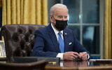 Le président américain Joe Biden s'exprime dans le Bureau ovale de la Maison Blanche à Washington, le 2 février 2021. (Crédit : AP Photo/Evan Vucci)