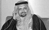 Le ministre saoudien du pétrole, Ahmed Zaki Yamani, écoute les questions des journalistes lors d'une conférence de presse à Doha, au Qatar, après son arrivée pour assister à la réunion de l'OPEP, le 14 décembre 1976,  (Crédit : AP, Archive)