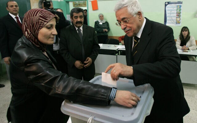 Le président de l'Autorité palestinienne, Mahmoud Abbas, (à droite), vote lors du scrutin pour les élections locales dans la ville de Ramallah en Cisjordanie le 15 décembre 2005. (AP Photo/Muhammed Muheisen/File) Le président de l'Autorité palestinienne, Mahmoud Abbas, (à droite), vote lors du scrutin pour les élections locales dans la ville de Ramallah en Cisjordanie le 15 décembre 2005. (AP Photo/Muhammed Muheisen/File)