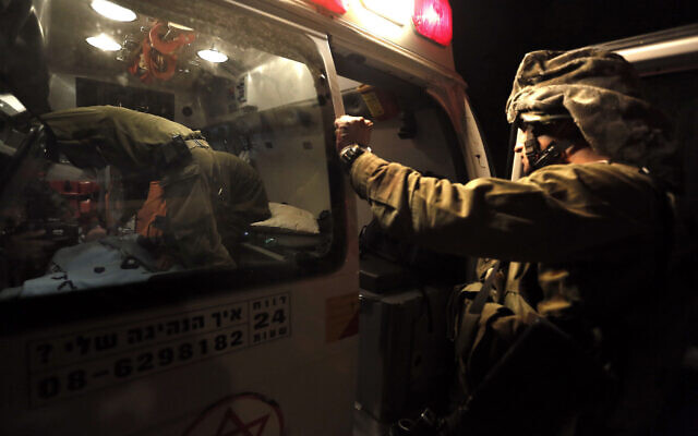 Photo d'illustration : Un soldat israélien est évacué par ambulance de la frontière entre Israël et Gaza dans le sud d'Israël, le 10 novembre 2021. (Crédit : AP Photo/Tsafrir Abayov)