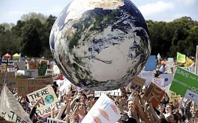 Un grand globe gonflable est projeté dans la foule alors que des milliers de manifestants, dont beaucoup d'écoliers, se rassemblent à Sydney, le 20 septembre 2019, pour appeler à l'action afin de se prémunir contre le changement climatique. (AP Photo/Rick Rycroft) Un grand globe gonflable est projeté dans la foule alors que des milliers de manifestants, dont beaucoup d'écoliers, se rassemblent à Sydney, le 20 septembre 2019, pour appeler à l'action afin de se prémunir contre le changement climatique. (AP Photo/Rick Rycroft)