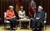 Le président Hassan Rouhani (à droite) rencontre la chancelière allemande Angela Merkel (à gauche) en marge de l'Assemblée générale des Nations unies au siège de l'ONU, le 24 septembre 2019. (Crédit : Bureau de la présidence iranienne via AP)