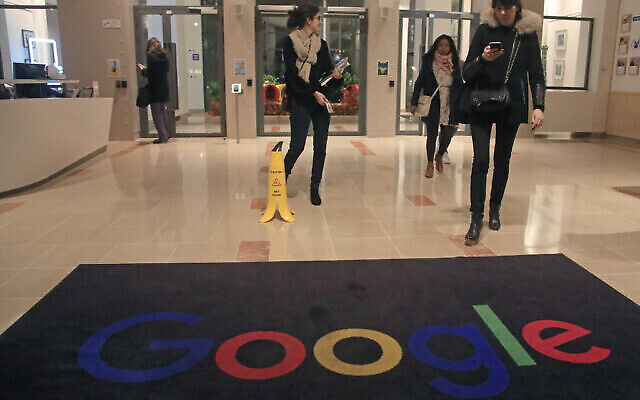 Des employés de Google dans le hall de Google France à Paris, le 18 novembre 2019. (Crédit : AP Photo/Michel Euler)