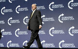 Le présentateur radioRush Limbaugh monte sur scène pour présenter le président américain Donald Trump lors du sommet de l'action étudiante Turning Point USA au Palm Beach County Convention Center à West Palm Beach, en Floride, le 21 décembre 2019. (Crédit : AP Photo/Andrew Harnik)