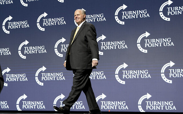 Le présentateur radioRush Limbaugh monte sur scène pour présenter le président américain Donald Trump lors du sommet de l'action étudiante Turning Point USA au Palm Beach County Convention Center à West Palm Beach, en Floride, le 21 décembre 2019. (Crédit : AP Photo/Andrew Harnik)
