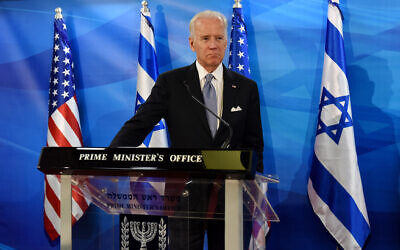 Joe Biden lors d'une conférence de presse conjointe avec Benjamin Netanyahu, non vu, au bureau du Premier ministre à Jérusalem, le 9 mars 2016. (Crédit : Debbie Hill/AP)