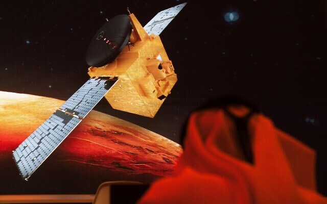 Diffusion à la télévision émiratie de la sonde spatiale Hope vers Mars passe, au Centre spatial Mohammed bin Rashid à Dubaï, aux Émirats arabes unis, le 19 juillet 2020. (Crédit ; Jon Gambrell/AP) Diffusion à la télévision émiratie de la sonde spatiale Hope vers Mars passe, au Centre spatial Mohammed bin Rashid à Dubaï, aux Émirats arabes unis, le 19 juillet 2020. (Crédit ; Jon Gambrell/AP)