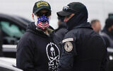 Illustration : Des personnes portant des casquettes et des écussons indiquant qu'elles font partie des Oath Keepers assistent à un rassemblement au Freedom Plaza le 5 janvier 2021, à Washington, en soutien au président Donald Trump. (AP Photo/Jacquelyn Martin)