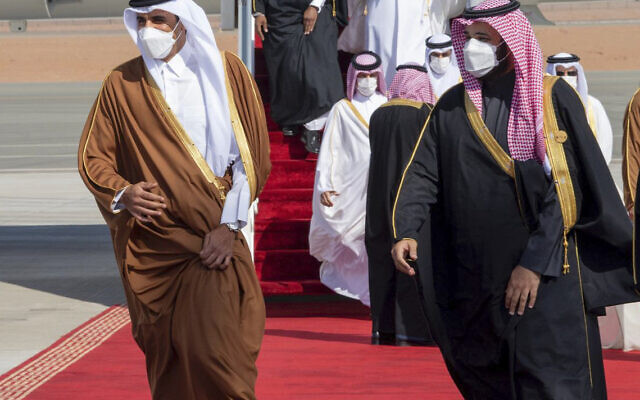 Dans cette photo d'archive du 5 janvier 2021, fournie par la Cour royale saoudienne, le prince héritier d'Arabie saoudite Mohammed ben Salmane, à droite, accueille l'émir du Qatar, le cheikh Tamim bin Hamad al-Thani, à son arrivée pour assister à la 41e réunion du Conseil de coopération du Golfe. Sommet à Al-Ula, Arabie Saoudite. (Crédit : Cour royale saoudienne via AP, dossier) Dans cette photo d'archive du 5 janvier 2021, fournie par la Cour royale saoudienne, le prince héritier d'Arabie saoudite Mohammed ben Salmane, à droite, accueille l'émir du Qatar, le cheikh Tamim bin Hamad al-Thani, à son arrivée pour assister à la 41e réunion du Conseil de coopération du Golfe. Sommet à Al-Ula, Arabie Saoudite. (Crédit : Cour royale saoudienne via AP, dossier)