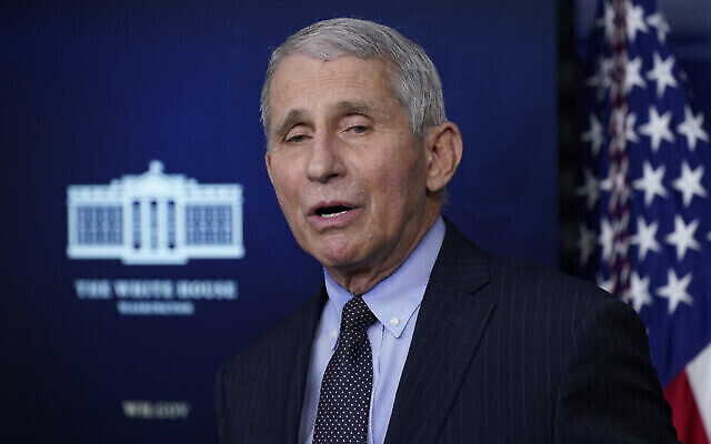 Sur cette photo du 21 janvier 2021, le Dr Anthony Fauci, directeur de l'Institut national des allergies et des maladies infectieuses, s'entretient avec des journalistes dans la salle de presse James Brady de la Maison Blanche à Washington. (Crédit : photo AP / Alex Brandon) Sur cette photo du 21 janvier 2021, le Dr Anthony Fauci, directeur de l'Institut national des allergies et des maladies infectieuses, s'entretient avec des journalistes dans la salle de presse James Brady de la Maison Blanche à Washington. (Crédit : photo AP / Alex Brandon)