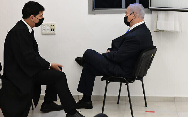 Le Premier ministre Benjamin Netanyahu lors de l'audience de son procès pour corruption au tribunal de district de Jérusalem, le 8 février 2021. (Crédit : Reuven Castro/Pool)