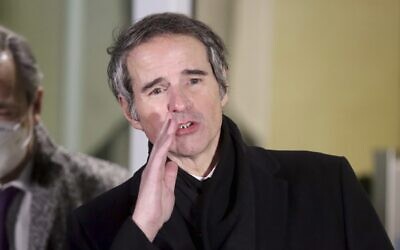 Le directeur de l'AIEA, Rafael Mariano Grossi, s'adresse aux médias après son retour d'Iran, à l'aéroport international de Vienne, le dimanche 21 février 2021. (AP/Ronald Zak)