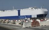 Photo d'illustration : Un cargo amarré  au port de Dubaï, le 3 janvier 2010. (Crédit :  AP Photo/Kamran Jebreili, File)