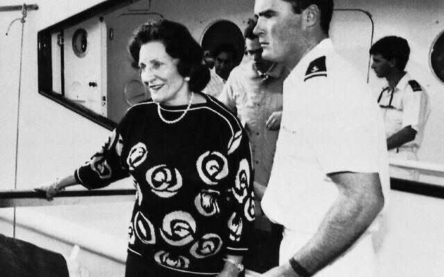 Elizabeth Maxwell quitte Lady Ghislaine pour aller à l'aéroport lors du transfert de la dépouille de feu son mari Robert Maxwell vers Israël à Santa Cruz de Tenerife, accompagnée de son fils Philip avec les lunettes de soleil, le 7 novembre 1991. (Crédit :   Dominique Mollard)