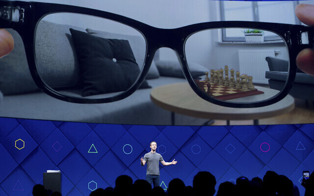 Le directeur-général de Facebook, Mark Zuckerberg, lors de la conférence annuelle de la compagnie à San José, en Californie, le 18 avril 2017. (Crédit : AP Photo/Noah Berger) Le directeur-général de Facebook, Mark Zuckerberg, lors de la conférence annuelle de la compagnie à San José, en Californie, le 18 avril 2017. (Crédit : AP Photo/Noah Berger)
