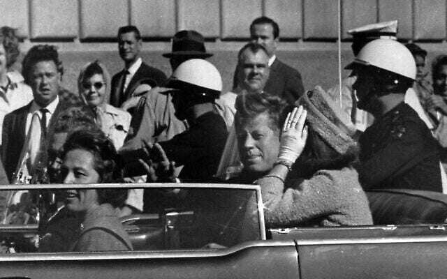 Le président américain John F. Kennedy est vu dans son cortège environ une minute avant qu'il ne soit abattu à Dallas, au Texas, le 22 novembre 1963. (Crédit : Jim Altgens/AP) Le président américain John F. Kennedy est vu dans son cortège environ une minute avant qu'il ne soit abattu à Dallas, au Texas, le 22 novembre 1963. (Crédit : Jim Altgens/AP)