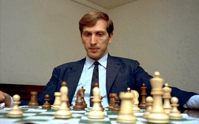 L'ancien champion d'échecs américain Bobby Fischer à un endroit indéterminé aux Etats-Unis, le 10 août 1971. (Crédit : AP Photo) L'ancien champion d'échecs américain Bobby Fischer à un endroit indéterminé aux Etats-Unis, le 10 août 1971. (Crédit : AP Photo)