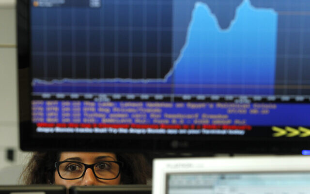 Illustration : Une courtière travaille dans la salle des marchés d'une banque portugaise à Lisbonne, le mercredi 3 juillet 2013. (AP/Francisco Seco)