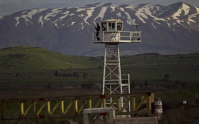 Un soldat de la force de la FNUOD monte la garde sur une tour de contrôle au passage de Quneitra entre la Syrie et le Golan sous contrôle israélien, le vendredi 8 mars 2013. (AP/Ariel Schalit) Un soldat de la force de la FNUOD monte la garde sur une tour de contrôle au passage de Quneitra entre la Syrie et le Golan sous contrôle israélien, le vendredi 8 mars 2013. (AP/Ariel Schalit)