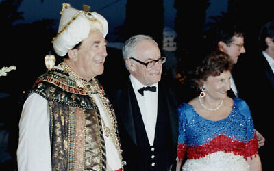 Le magnat des médias Robert Maxwell, habillé en costume traditionnel marocain en compagnie de son épouse et de Malcolm Forbes au Palais Mendoub, sa propriété à Tanger, au Maroc, le 20 août 1989. (Crédit : AP Photo)